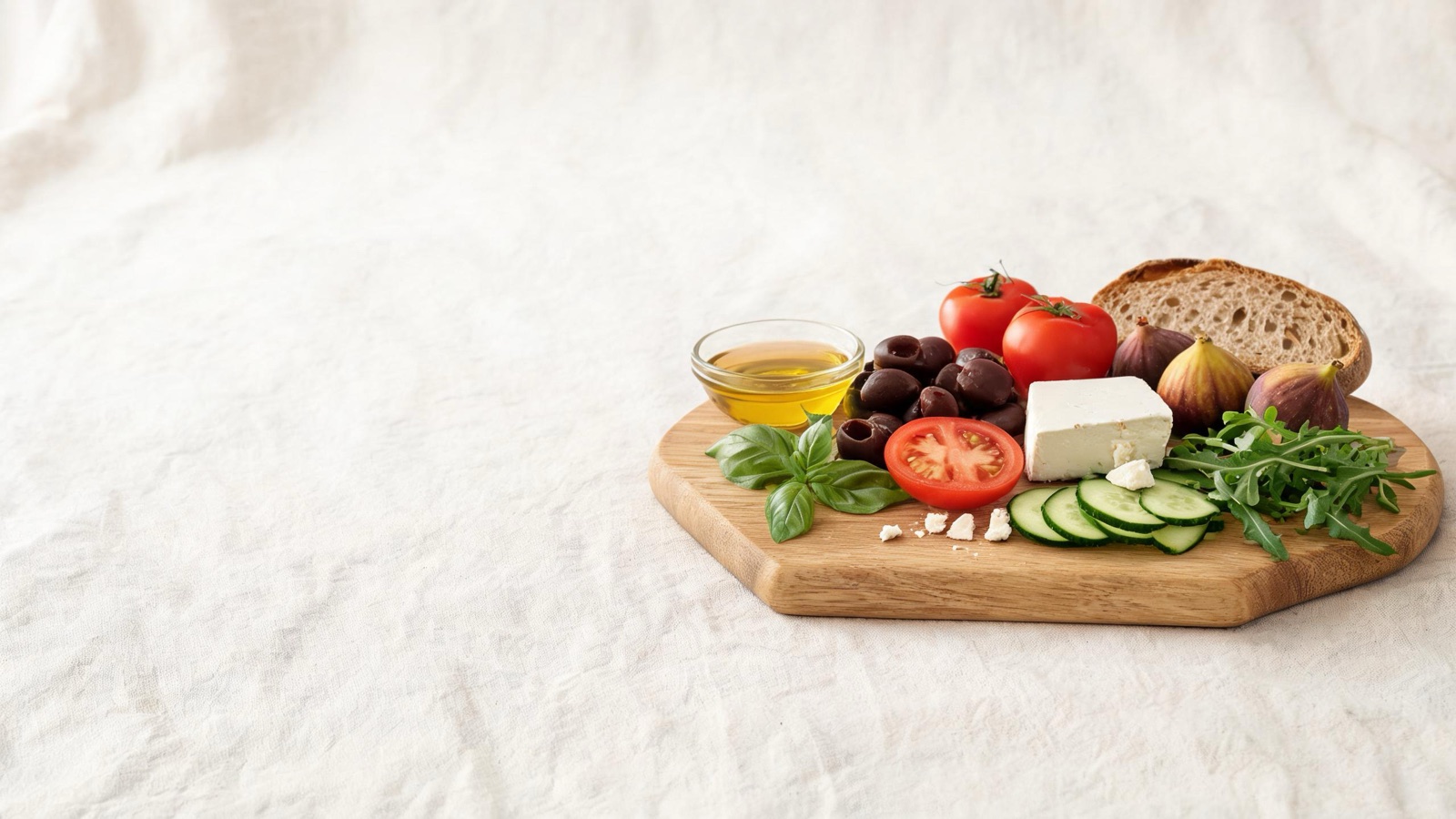Ingredienti freschi di stagione disposti su un tagliere di legno, luce naturale da finestra